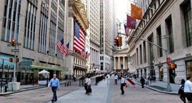 Concerns over a hard landing of the U.S. economy are reignited, and Wall Street